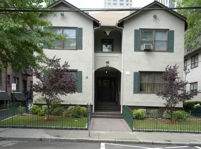 32 Mitchell Pl in White Plains, NY - Building Photo - Building Photo