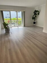 290 Sunrise Dr in Key Biscayne, FL - Foto de edificio - Building Photo