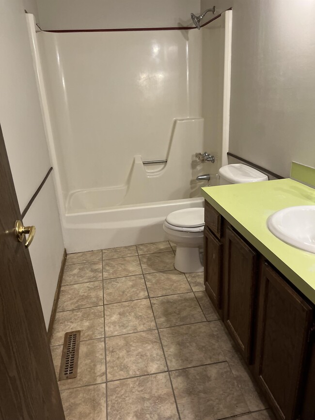 1319 E Ingals Ave in Bismarck, ND - Building Photo - Building Photo