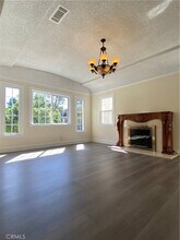 521 E Valencia Ave in Burbank, CA - Foto de edificio - Building Photo