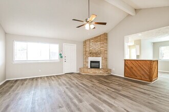 7411 Skylight Ln in Houston, TX - Building Photo - Building Photo