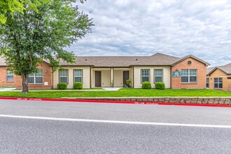 Park Manor 55+ Apartments in Sherman, TX - Foto de edificio - Building Photo