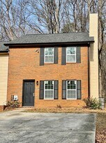 945 Silverwood Dr in Atlanta, GA - Building Photo
