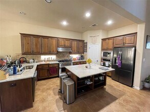 7625 Crackling Creek Dr in Austin, TX - Foto de edificio - Building Photo