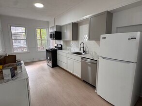 211 Chelsea St, Unit 2 in Boston, MA - Building Photo - Building Photo