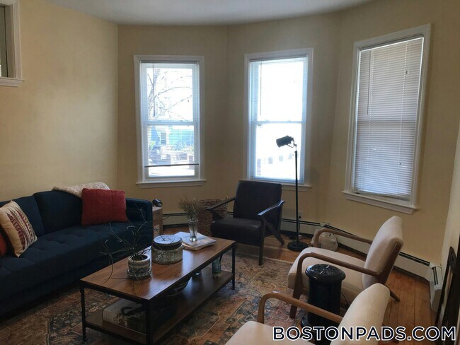 27-29 Cameron Ave., Unit 1 in Somerville, MA - Foto de edificio - Building Photo