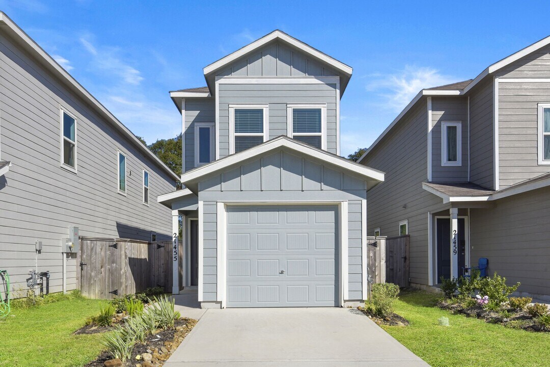 21455 Carosella Dr in New Caney, TX - Building Photo