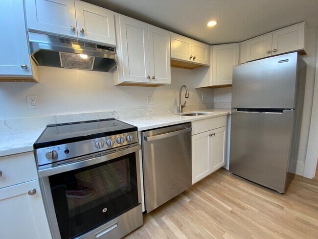85 Charles St, Unit 4 in Boston, MA - Building Photo - Building Photo