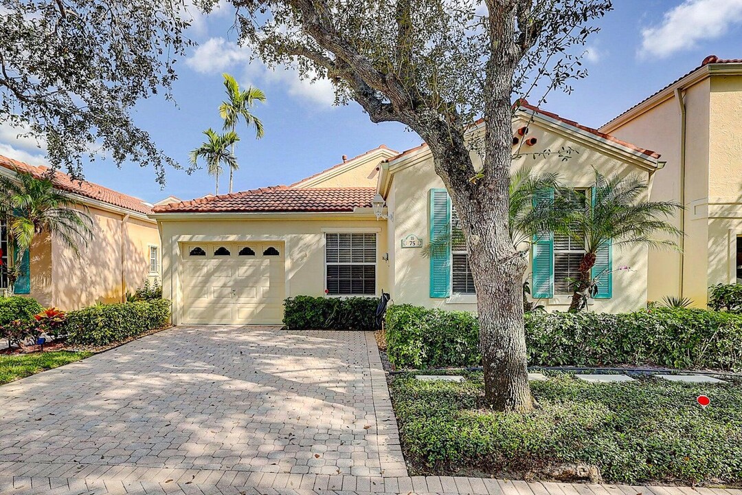 75 Via Del Corso in Palm Beach Gardens, FL - Building Photo