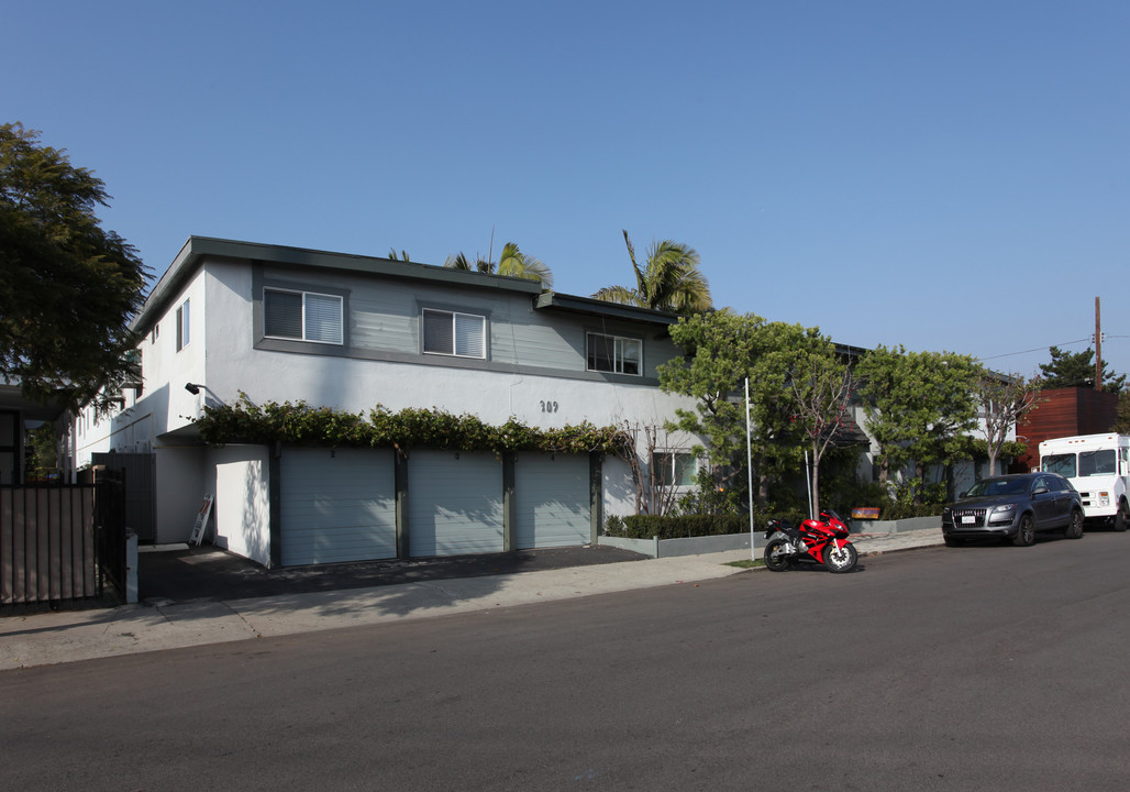 305-09 Broadway St. Apartments in Marina Del Rey, CA - Building Photo