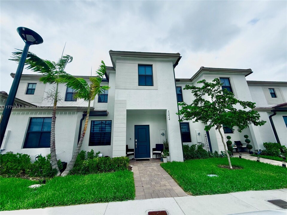 23424 SW 127th Pl in Homestead, FL - Building Photo