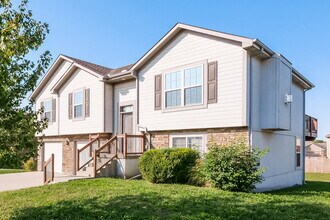704 Fall Creek Dr in Belton, MO - Building Photo - Building Photo