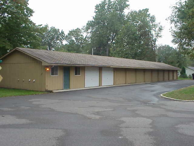 233 N Beach Dr in Monticello, IN - Foto de edificio - Building Photo