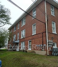 105 Gordon St in Sanford, NC - Building Photo - Building Photo