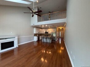 241 Pond View Dr in Port Washington, NY - Building Photo - Building Photo