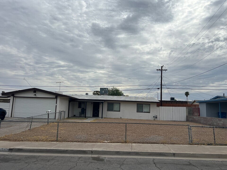 79 Constitution Ave in Henderson, NV - Building Photo