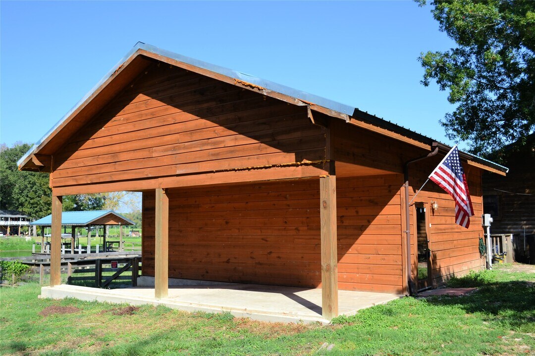 1472 Lakeside Dr in Huntsville, TX - Building Photo