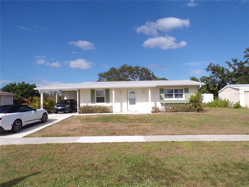 22308 Laramore Ave in Port Charlotte, FL - Building Photo