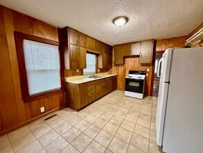 809 NE Maple Dr in Kansas City, MO - Foto de edificio - Building Photo