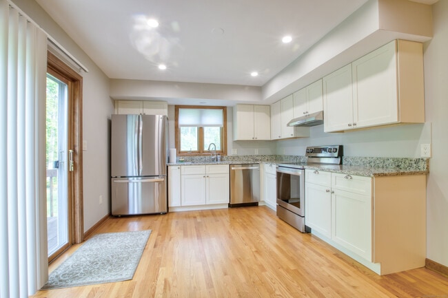 10 Clancy Rd in Branford, CT - Building Photo - Building Photo