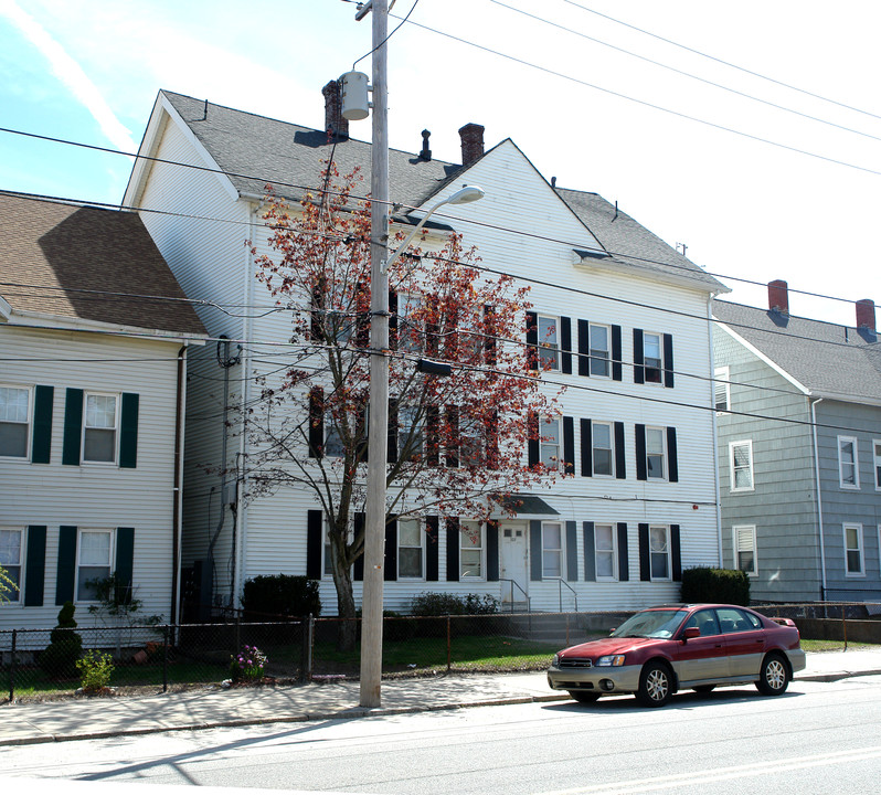 327 E School St in Woonsocket, RI - Building Photo