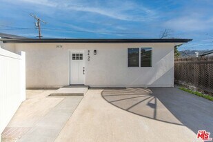 8430 Glenoaks Blvd in Los Angeles, CA - Building Photo