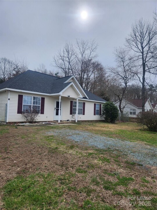 7106 Windsong Way in Wingate, NC - Foto de edificio