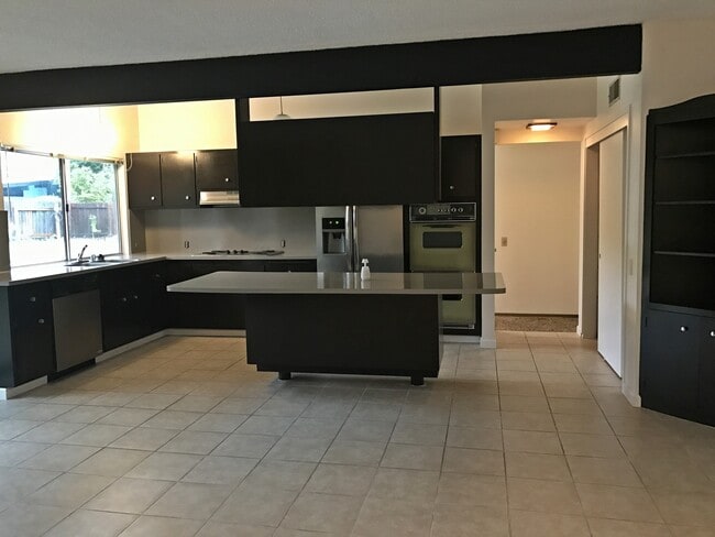 4217 American River Dr in Sacramento, CA - Foto de edificio - Building Photo