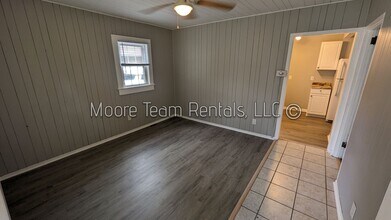1302 Hebron Rd in Hendersonville, NC - Building Photo - Building Photo
