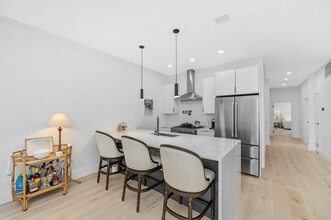 130 Everett St, Unit 3 in Boston, MA - Foto de edificio - Building Photo