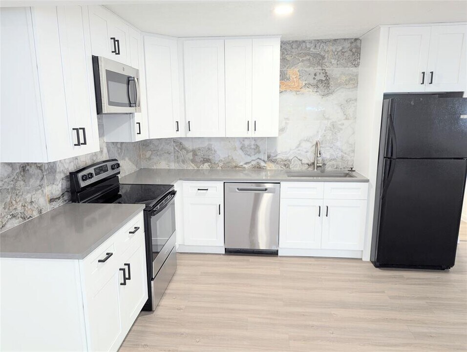 2911 Huckleberry Ln in Pasadena, TX - Building Photo