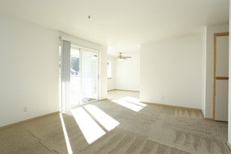 Parkhurst Apartments in Bremerton, WA - Building Photo - Interior Photo