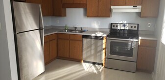 613 S East Railroad St, Unit Lyn-Mor Place in Wallace, NC - Building Photo