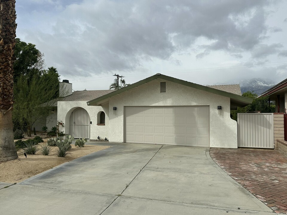 35069 Plumley Rd in Cathedral City, CA - Building Photo