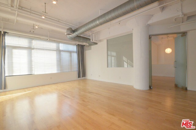 1100 S Grand Ave-Unit -A303 in Los Angeles, CA - Foto de edificio - Building Photo