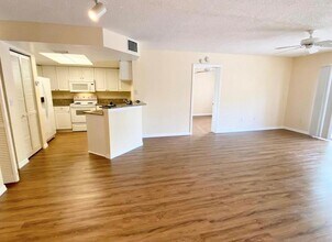 800 Crestwood Blvd S, Unit 806 in Royal Palm Beach, FL - Building Photo - Building Photo
