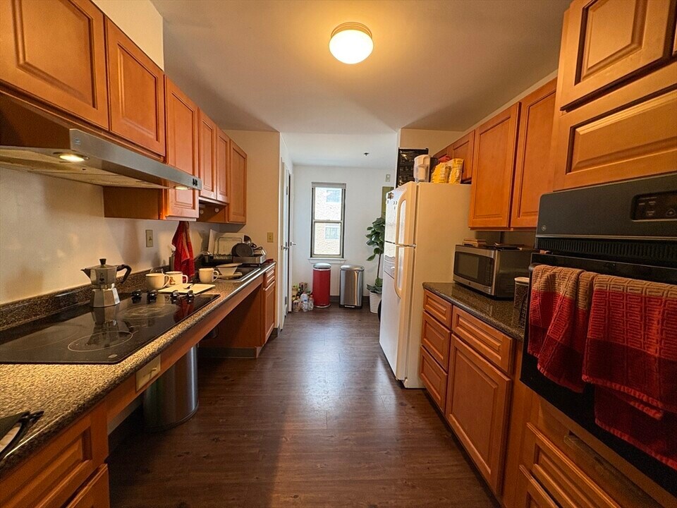 888 Washington St, Unit 1 in Boston, MA - Building Photo