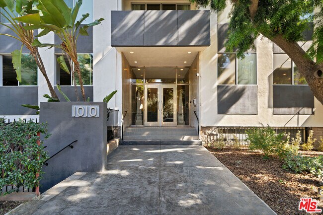 property at 1010 N Kings Rd