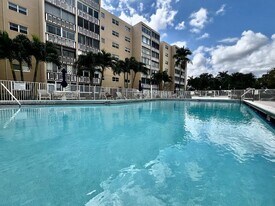 609 NE 14th Ave in Hallandale Beach, FL - Building Photo
