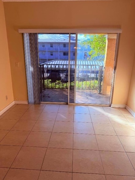 1040 Lake Shore Dr, Unit 204 in West Palm Beach, FL - Foto de edificio - Building Photo