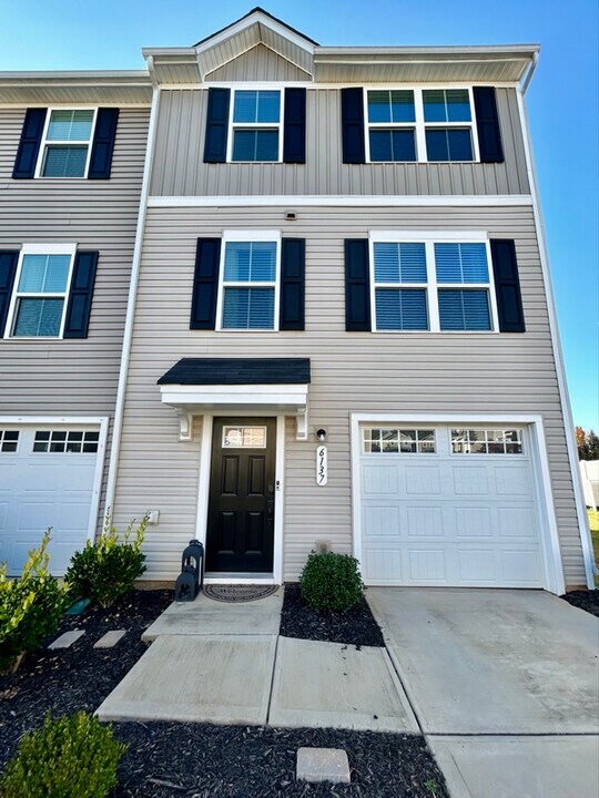 6137 Cutwater Cir in Charlotte, NC - Building Photo