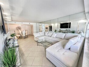 5225 Collins Ave in Miami Beach, FL - Building Photo - Building Photo