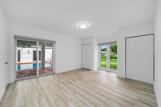 12741 SW 72nd Ave in Miami, FL - Foto de edificio - Building Photo