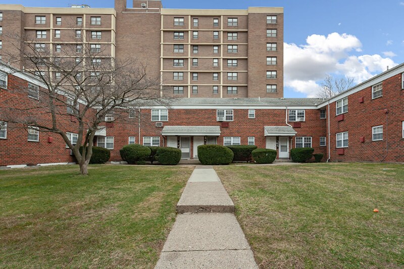 383 12th Ave in Paterson, NJ - Building Photo