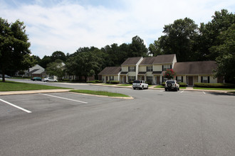 McKenzie Park Apartments in Louisburg, NC - Foto de edificio - Building Photo