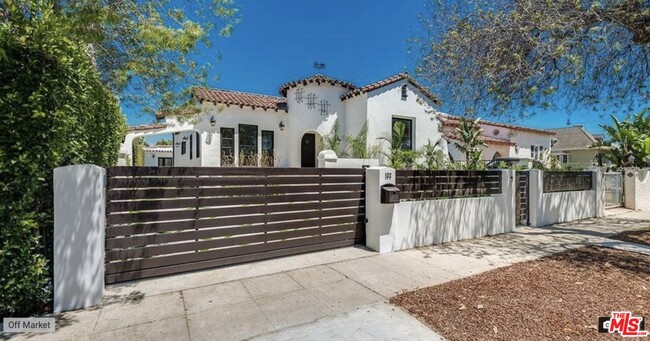 132 S Kilkea Dr in Los Angeles, CA - Building Photo - Building Photo