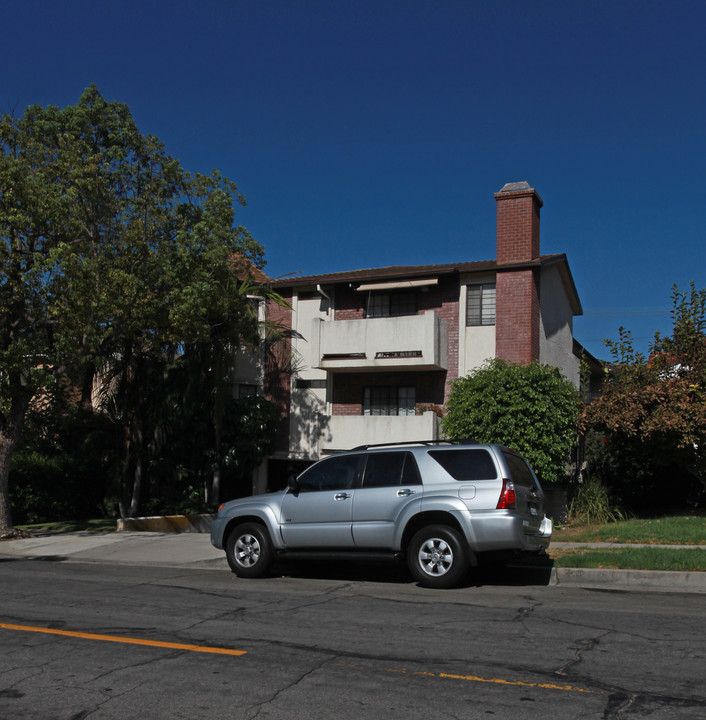 557 E Cypress Ave in Burbank, CA - Building Photo