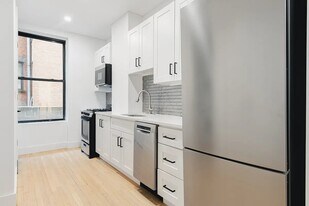 425 Amsterdam Ave, Unit 2SA in New York, NY - Building Photo