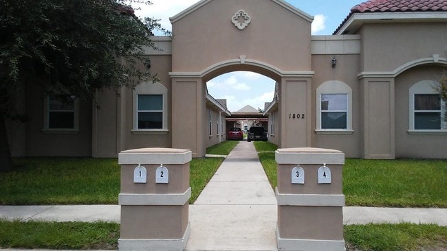 1802 Bronze, Unit No. 2 in Pharr, TX - Building Photo - Building Photo