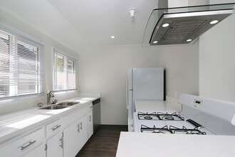 10002 1/2 Pinewood Ave in Los Angeles, CA - Building Photo - Building Photo